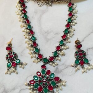 Exquisite Kundan Jewelry Set with Matching Earrings