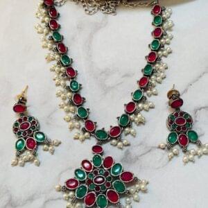 Exquisite Kundan Jewelry Set with Matching Earrings